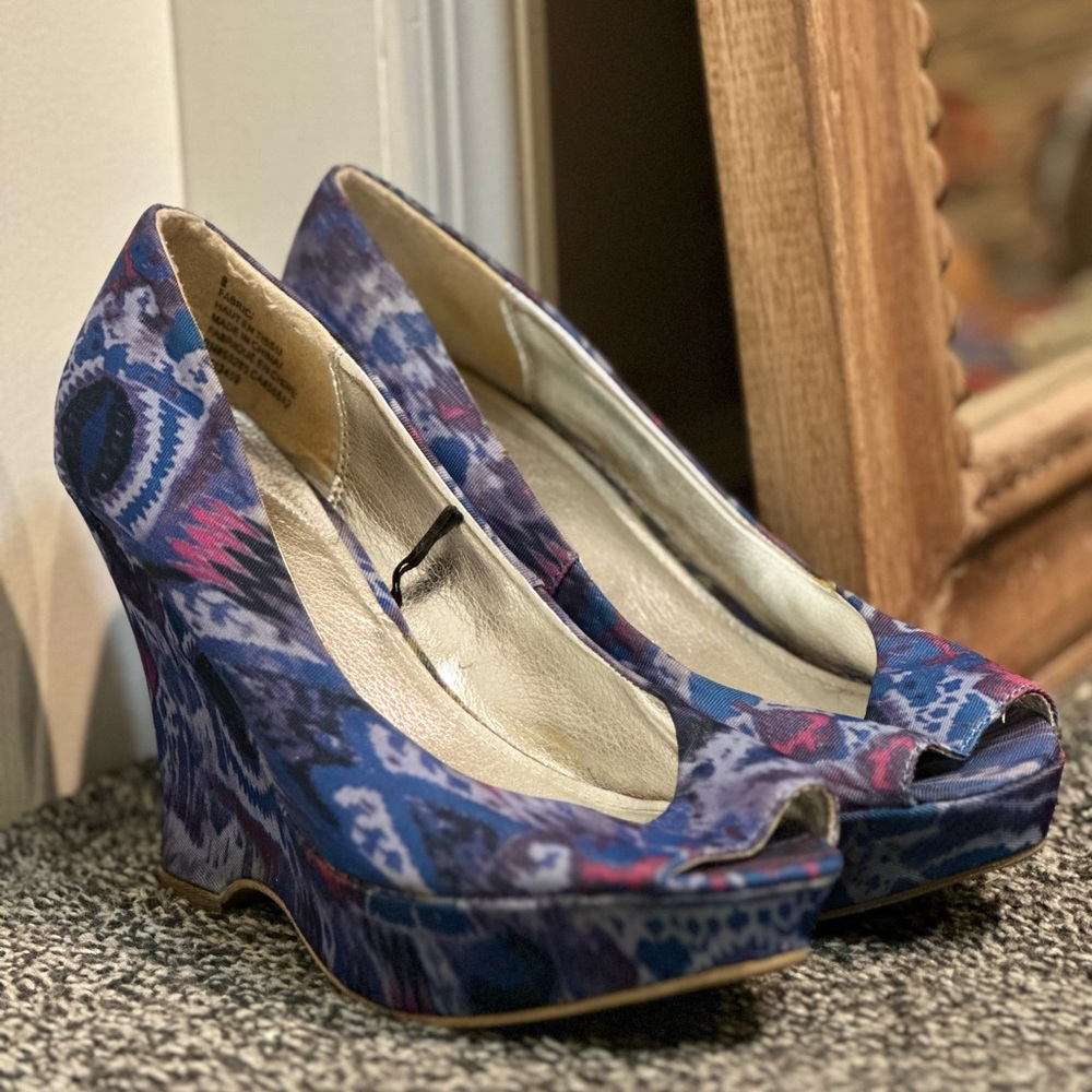 VINTAGE EXPRESS WOMEN’S PSYCHEDELIC BLUE AND PURPLE OPEN TOE WEDGES SIZE 9.